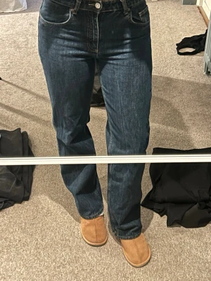 Raka mörkblåa jeans - Jättefina raka mörkblåa jeans som tyvärr blivit för små för mig därav säljer jag dem!!💓