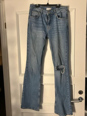 Blå bootcut jeans från Gina Tricot - Säljer ett par ljusblå bootcut jeans från Gina Tricot i storlek 38💓💓