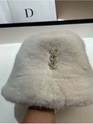 Vit pälshatt från Yves Saint Laurent - Helt ny