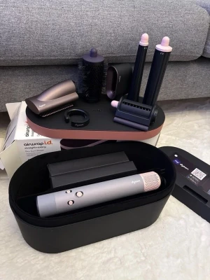 Dyson Airwrap i.d. Jasper Plum (Kvitto & Garanti!) - Ny Dyson Airwrap i.d. Jasper Plum (oanvänd) Utan defekter i original förpackning. Jag har kvitto/köpebekräftelse.