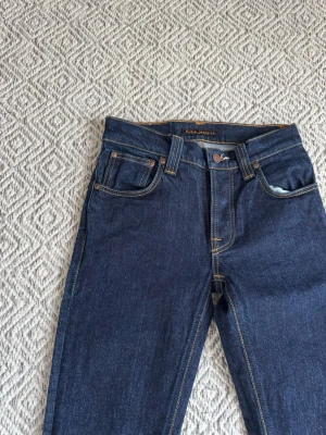 Nudie Jeans  - Nudie jeans - Modell: Grim Tim - Storlek: W28/L32(sitter som W27/L32) - skick: 9/10 - Nypris runt 2000kr  