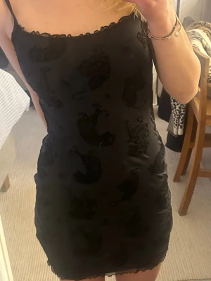 Svart kortklänning  - Svart kortklänning från H&M Divided i storlek S. Kan även vikas ner o användas som en miniskirt! Super fin till fest eller en varm sommardag!🙌💖Passform skulle säga XXS-S😊Obs: Röd tråd som syns när man kollar nära på klänningen!