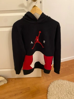 Air Jordan hoodie - En fin och mjuk på insidan hoodie, bomull inuti som håller dig varm perfekt för dig som vill ha en chill Hoodie 