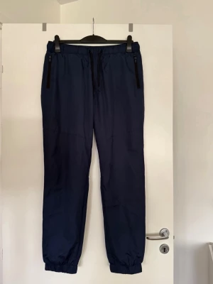 Byxa mörkblå  - Storlek 34. Aldrig använda. 