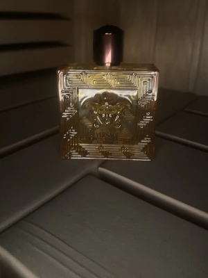 Versace Eros Energy pour homme - Versace Eros Energy pour homme, Eau de Parfum 100 ml. Tillverkad i Italien. Ingredienser: alkohol denat., limonene, citrus limon peel oil, parfum, linalool, acetyl cedrene, pinen, bergamia peel oil, aurantium peel oil m.fl. Snygg guldförpackning – perfekt för dig som vill sticka ut. Pris kan ändras.