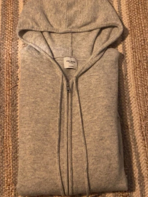 Kashmir Zip hoodie~ John Henric - John Henric Kashmir zip utan några defekter och ett 10/10 skick. Använd ett fåtal gånger och använt sparsamt så därav är den fortfarande i toppskick. Nypris ligger på 2999kr. Materialet är Kashmir och storlek M men passar både S/M beror på hur man vill passformen ska vara. Säljer den på grund av att jag rensar ut garderoben här hemma och har ingen användning utav den längre. Har du några frågor kring tröjan så är det bara att skriva☺️