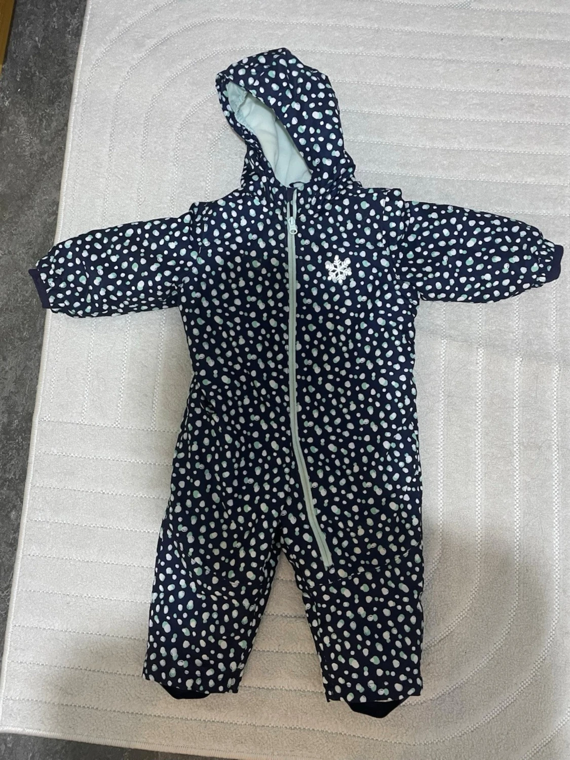 Mörkblå täckoverall med prickar