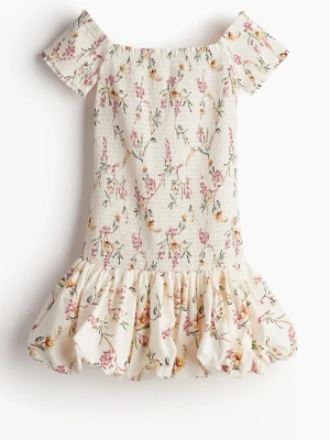 H&M klänning - Säljer denna populära sommarklänning från h&m. Den är smockad och har en puffig kjol nertill. Så så fin men tyvärr för liten för mig🥹💕