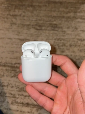 Airpods gen 2 - Fick dessa som gåva dock behöver jag inte de där jag redan har AirPods. Helt nya samt oanvänt. Har bara öppnat förpackningen en gång för att ta bilder.