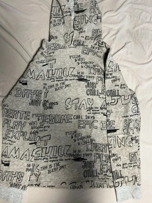 Hoodie - En hoodie med text på från hm storlek 146/152 