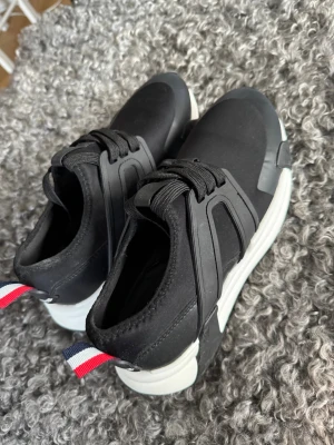 Moncler Lunarove - Hej, säljer dessa skor eftersom jag letar efter annat. Använda max 2 ggr, inga defekter eller tecken på användning.