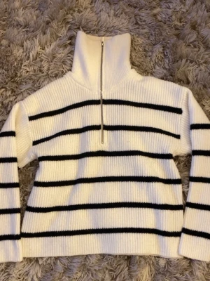 Randig stickad tröja från BikBok - Säljer en vit stickad tröja från BikBok i storlek XS med svarta ränder.