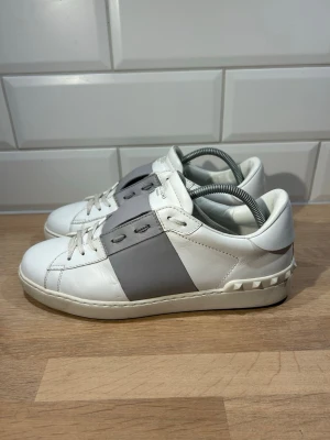 Valentino Open - Valentino Open med sällsynt grå stripe i nyskick🤩| Storlek: 42 passar 43 | Vid frågor eller diskussion om pris är det bara att skriva ✍🏼 | Frakt inom 48h📦