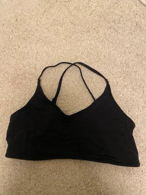 Svart bikinitopp från stadium - Jag säljer en svart bikinitopp från stadium i strl 170. Aldrig använd. Jag säljer den eftersom den blev för liten innan jag hann använda den. 