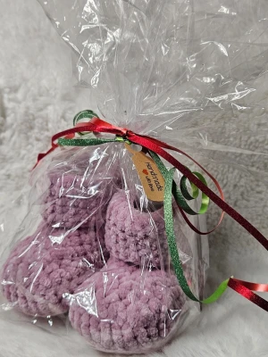 Söta handvirkade baby-tossor 0–6 månader  - Söta handvirkade baby-tossor 0–6 månader    Ge små fötter extra värme och mys! Dessa charmiga tossor är perfekta för nyfödda och spädbarn upp till 6 månader. Mjuka, sköna och enkla att ta på – ett måste för kalla små fötter.  Sulans längd: 10 cm Sköna och mjuka material Perfekta som present eller till vardags Obs! Se sista bilden för hur tossorna ser ut utan förpackning  Pris: 200 kr