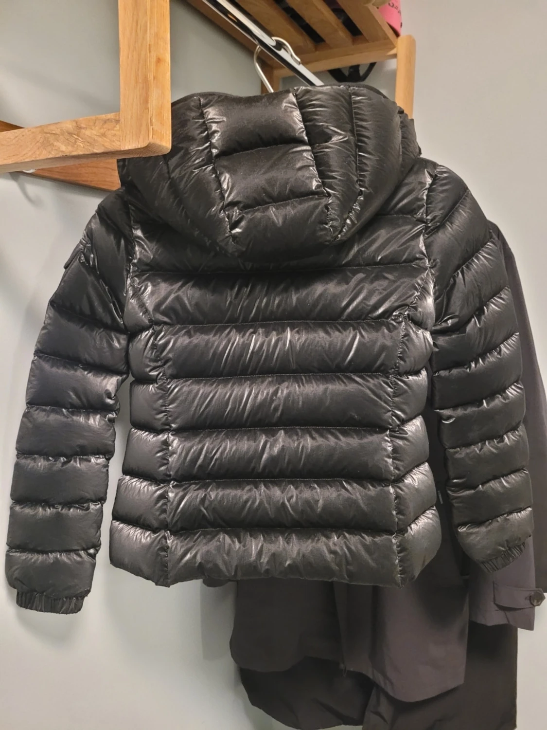 Svart Moncler pufferjacka med huva - 1