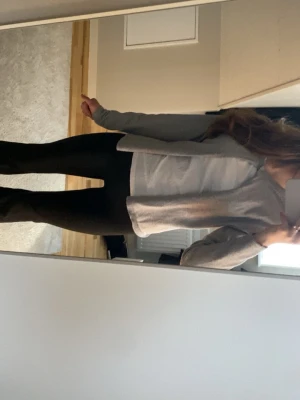 Gullig stickad tröja från bikbok💗 - Super cute o fin kofta från Bilbok som inte längre säljs, orginal pris 200kr men säljer för 110 ist🫰🏼🫰🏼Den e använd 6-7 ggr men har inga skador eller fläckar. Passar till allt och är superenkel att matcha. Kan användas för typ lite mer uppklätt men även vardags basic💕💕