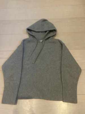 Zara hoodie stickad - Hoodie från Zara. Är i storleken S men passar även för de som har xs. Skicka jättegärna prisförslag