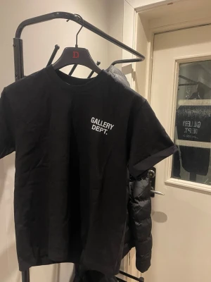 Svart Gallery Dept t-shirt - Säljer en helt ny svart t-shirt från Gallery Dept. 