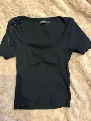 Svart tshirt - Basic svart tshirt med fina detaljer! Fint skick. 