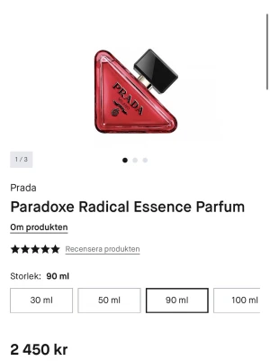 Prada Paradoxe EdP 90ml - Upptäck Prada Paradoxe, en elegant och modern parfym i en rumorsosa förpackning. Volym: 90 ml. Flaskan är påfyllningsbar, vilket gör den både trendig och hållbar. Perfekt för dig som vill sticka ut med stil.
