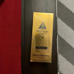 1 Million Elixir 100ml - 1 Million Elixir från Paco Rabanne i en lyxig guldförpackning. Parfymen är en intensiv doft (Parfum Intense) och flaskan rymmer 100 ml. Perfekt för dig som vill sticka ut och göra intryck.