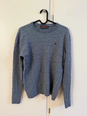 Blå kabelstickad tröja Morris - Snygg blå kabelstickad tröja från Morris i merinoull