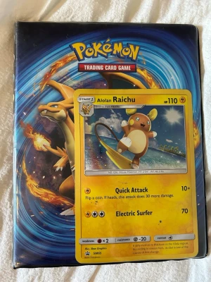 Pokémonkortsamling i pärm - Stor samling Pokémonkort i pärm med plastfickor, innehåller blandade kort från olika generationer och energikort. Färgglada motiv med bland annat Alolan Raichu, Charmander och Yanmega BREAK. Perfekt för dig som vill bygga din egen deck eller bara samla på coola kort. Pärmen är inte i så bra skick!