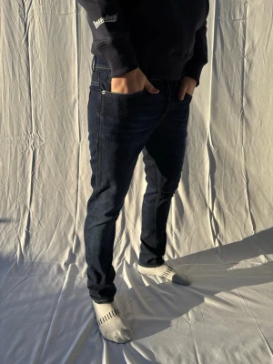 Dondup George  - Säljer nu dessa lite schystare dondup jeans. I färgen mörkblå. Väldigt stilrena. Vid frågor eller funderingar är det bara att höra av er.