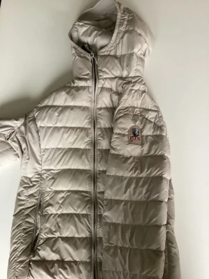 Detta är en parajumpers jacka som är beige  - Vill bara få den sålt så ge mig ett rimligt pris