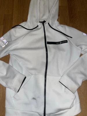 Sail racing zip up - Vit sail racing zip up i jätte bra skick bara en liten grå prick men det är inget man ser när man har på den och går säkert att fixa