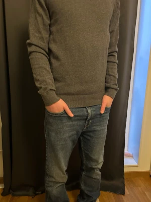 Mörkgrå tröja från Pier One, S - Säljer en stilren mörkgrå tröja från Pier One i storlek S. Tröjan har rund hals, ribbade muddar och är långärmad. Materialet är mjukt och skönt, perfekt för lager-på-lager under hösten och vintern. Enkel design som funkar till jeans eller chinos.