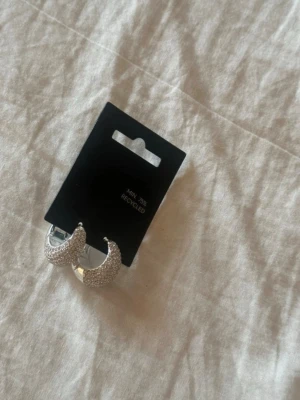 Pilgrim- Äkta silver örhängen. NY - Pilgrim. Äkta silver örhängen. Nya, aldrig använda. Nypris 499kr. Pris kan diskuteras!!