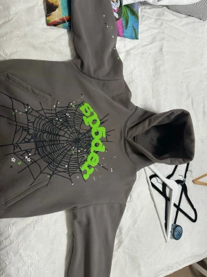 Sp5der Tracksuit - Grå Sp5der tracksuit med gröna tryck 