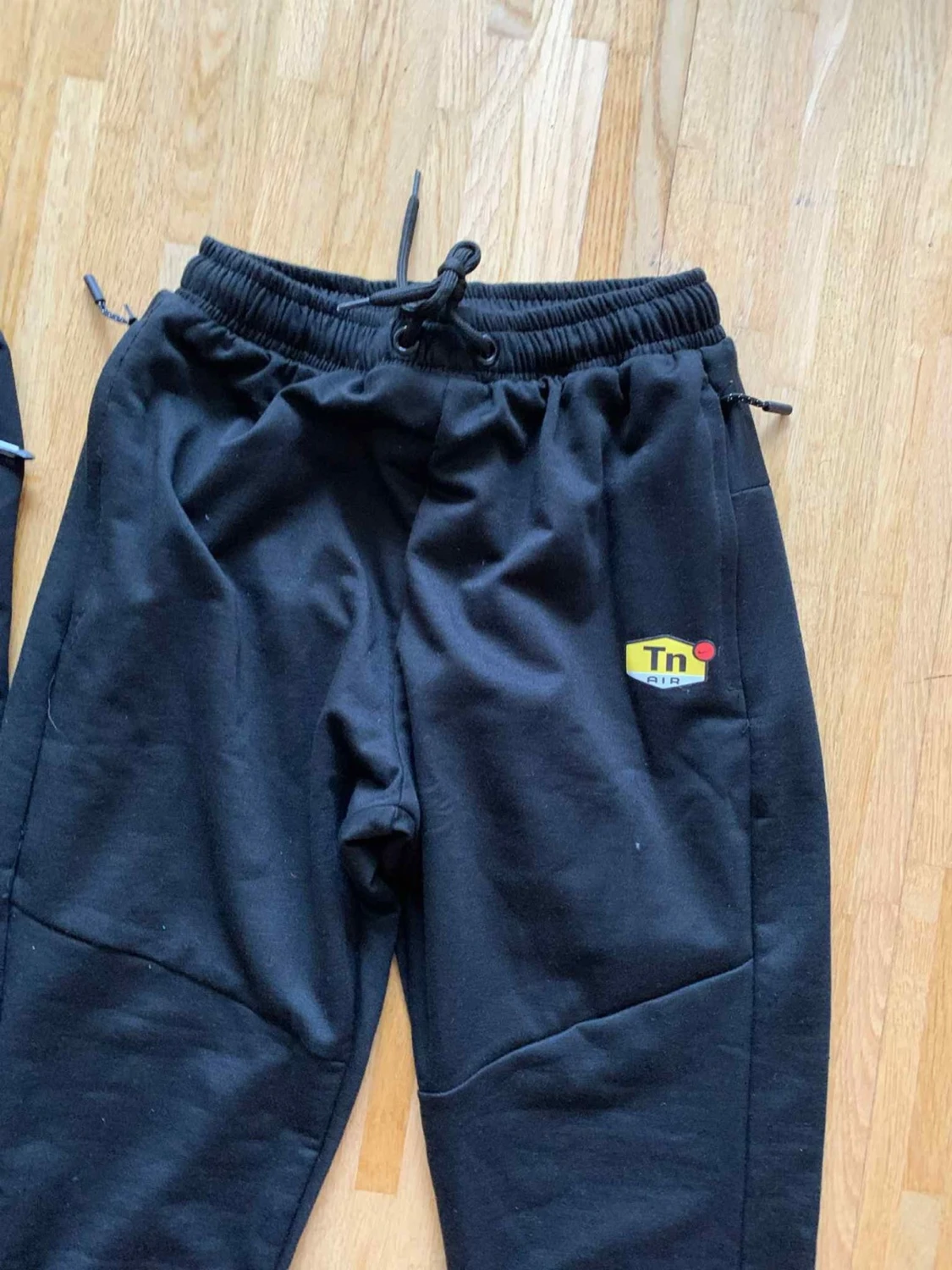 Svarta mjukisbyxor med tryck - 2