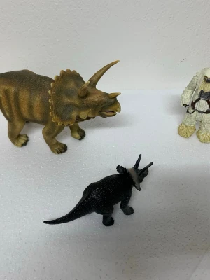 Leksaksfigurer: Triceratops och Yeti - Tre leksaksfigurer säljes. Inkluderar två triceratops dinosaurier och en figur av en Yeti.