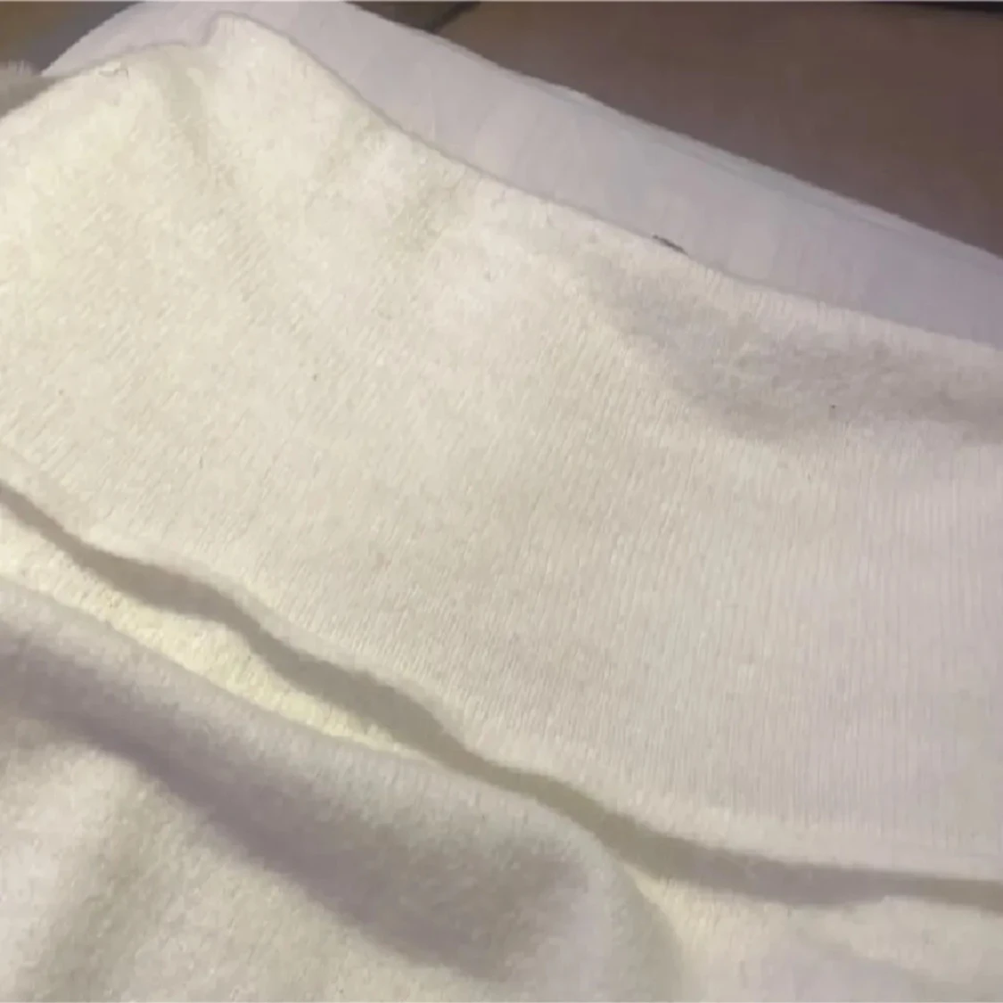 Vit offshoulder stickad tröja - 1