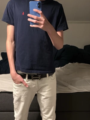 Mörkblå t-shirt från Polo Ralph Lauren - Snygg mörkblå t-shirt från Polo Ralph Lauren. Mycket bra skick använd bara några få gånger jag är 174 cm väger 54kg