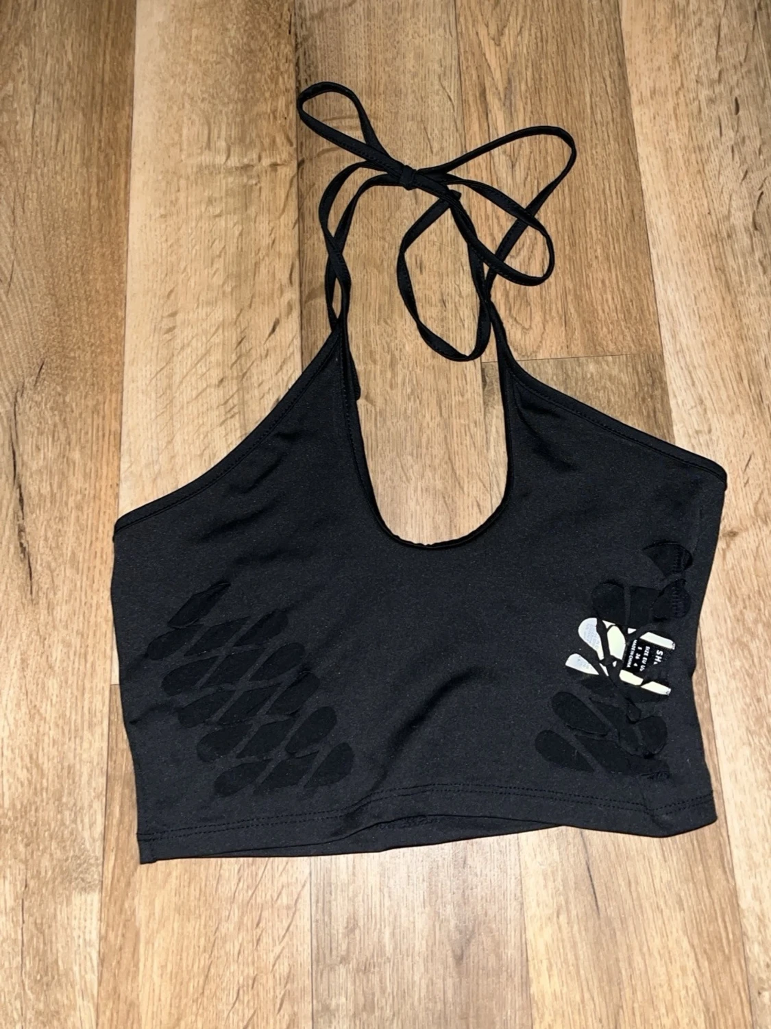 Svart croppad linnetopp med öppning