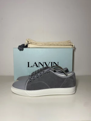 Lanvin Cap toe - Skick 10/10, endast använda en gång. |Storlek 8 vilket är 42 men passar 43| Box, Dustbag och extra snören ingår| Gåva ingår vid köp!