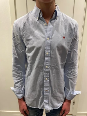 Morris skjorta  - Säljer nu denna Morris skjorta i fint skick bortsett ifrån att en knapp saknas, skriv för fler bilder/frågor🙌🏼