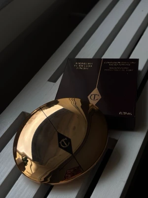 Charlotte Tilbury Airbrush Flawless Finish - Charlotte Tilbury Airbrush Flawless Finish Skin Perfecting Micro-Powder i färgen 1 Fair. Helt nyttig och oanvänd. 