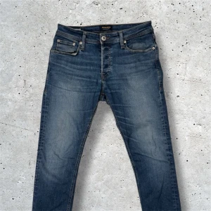 Jack&Jones jeans Slim/Glenn - Jeans från Jack&Jones i den trendiga modellen Slim/Glenn. Jeansen kommer i stl W30 L30 och är i mycket bra skick. Hör av er vid frågor, pris kan diskuteras och kolla gärna in andra jeans på min profil!