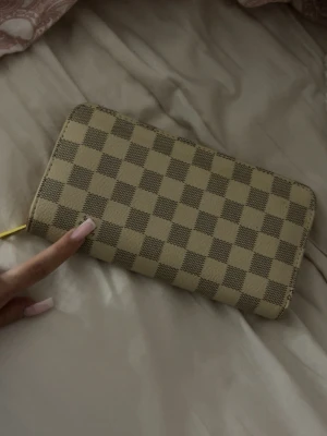 Rutig plånbok  - Rutig plånbok. Helt oanvänd, som ny🩷