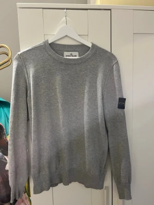 Stone island sweatshirt  - Grå sweatshirt storlek S, knappt använd.