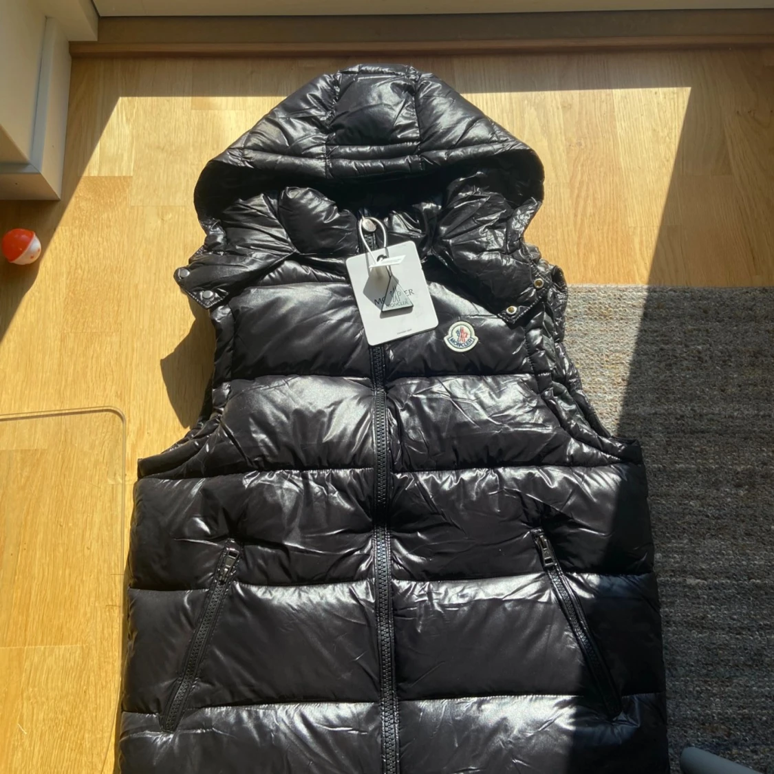 Svart dunväst från Moncler med huva - 1