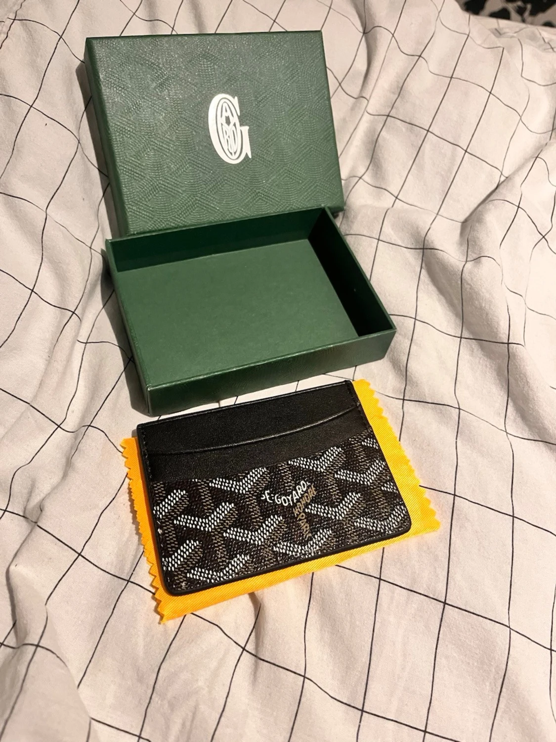 svart kortfodral med mönster - 1