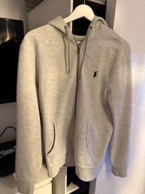 Ralph Lauren Zip Hoodie - En original ralph lauren zip hoodie köpt från zalando, väldigt bra skick men säljer för att den är för liten. Storlek Small! 