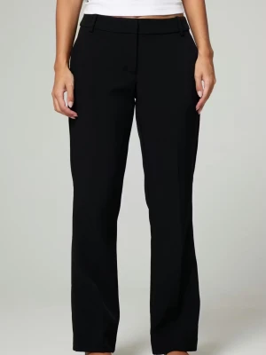 Svarta kostymbyxor med raka ben - Snygga svarta kostymbyxor i petit low Waist från bikbok. I storlek 34