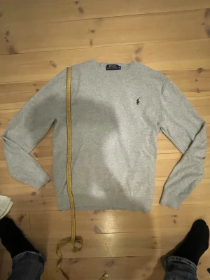 Ljusgrå stickad Ralph lauren tröja - Ljusgrå Ralph Lauren stickad tröja i mycket bra skick, inga skavanker. Storlek S och det är Slimfit.